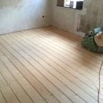 Professionelle Schleifarbeiten für Holzdielen – Staubfrei & präzise für perfekte Ergebnisse.