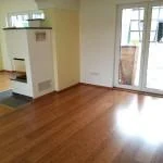 Bambusparkett fachgerecht verlegt, angeschliffen und mit zwei Schichten Klarlack versiegelt – gleichmäßige Oberfläche mit natürlicher Maserung