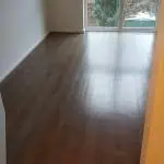 PVC-Designboden fachgerecht vorbereitet und verlegt, strukturierte Oberfläche mit sauberer Fugenführung