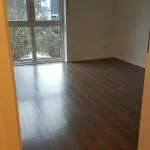 PVC-Designboden fachgerecht vorbereitet und verlegt, strukturierte Oberfläche mit sauberer Fugenführung