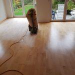 „Fertigparkett auf hochwertigem Holz – professionell geschliffen und versiegelt für langlebige Qualität.“