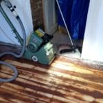 Professionelle Schleifarbeiten für Dielenboden mit Ochsenblut – Präzise & staubfreie Technik.
