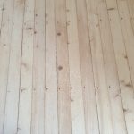 Fachgerechtes Schleifen von Holzdielen für eine glatte und widerstandsfähige Holzoberfläche.