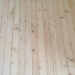 Fachgerechtes Schleifen von Holzdielen für eine glatte und widerstandsfähige Holzoberfläche.