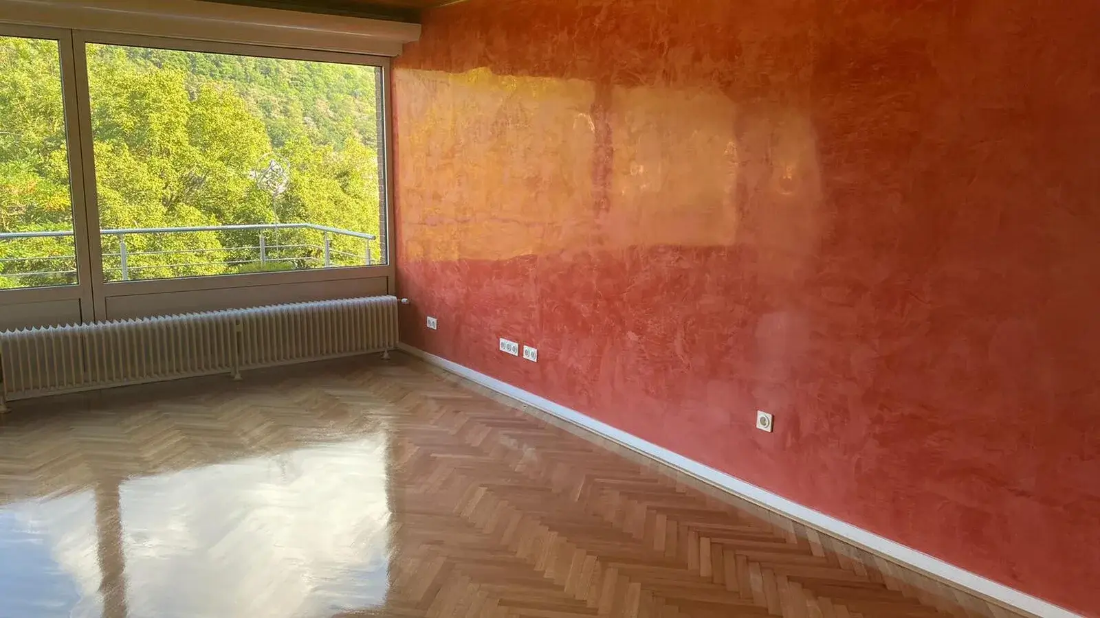 Innenraum mit hochwertigem Parkettboden und großer Fensterfläche