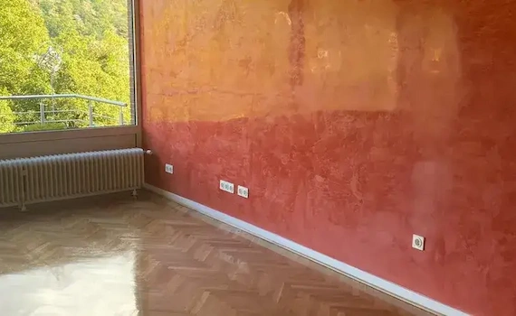 Rote venezianische Spachteltechnik in glänzender Marmoroptik an Innenwand